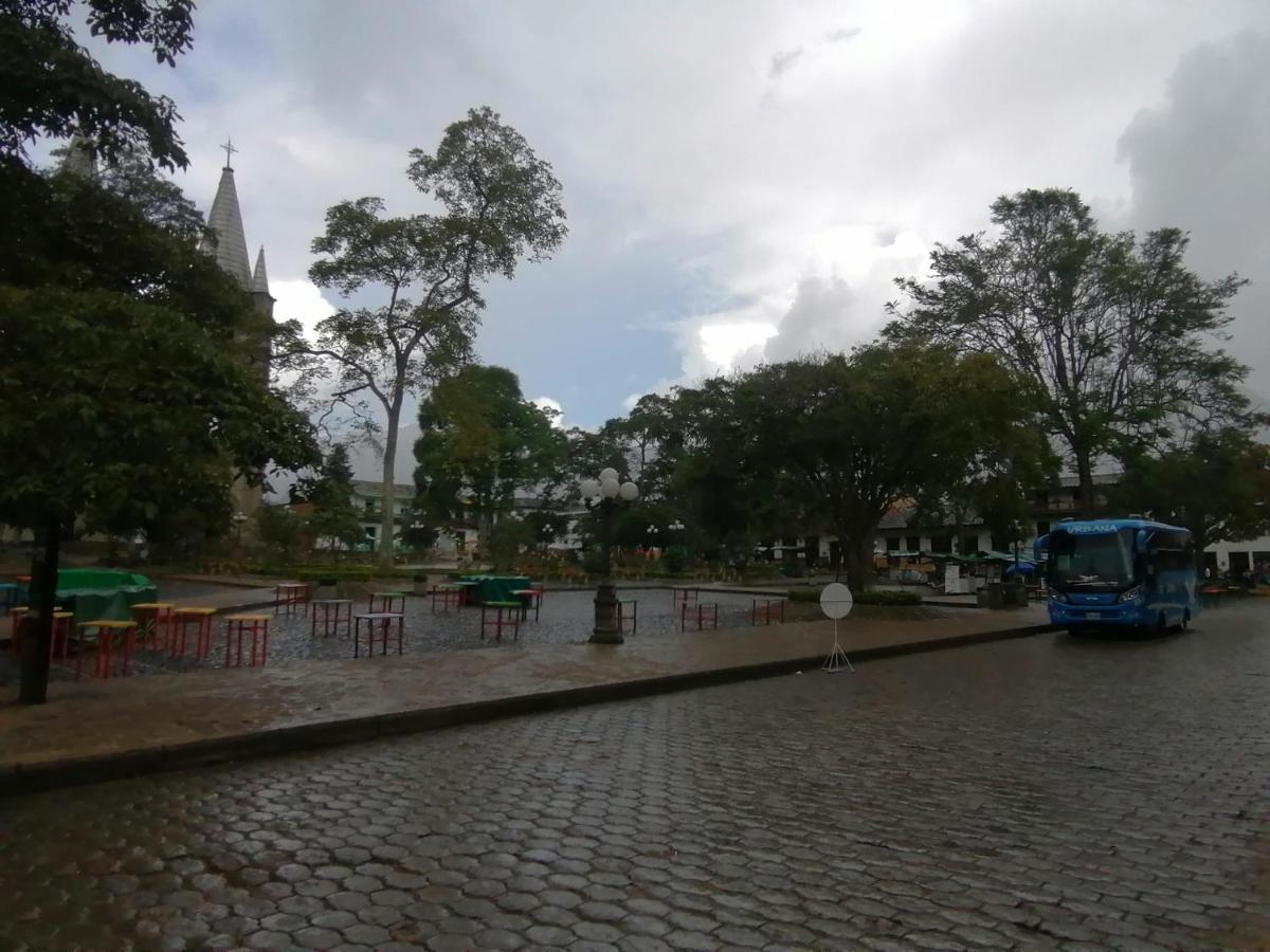 Hostal Gallito Roca Jardín Esterno foto